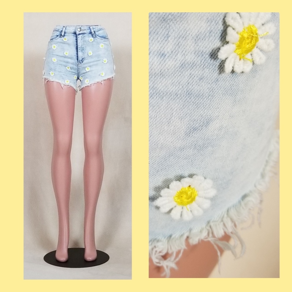 🤪FREE W/purchase! Daisy flower denim cut-offs - Picture 1 of 6